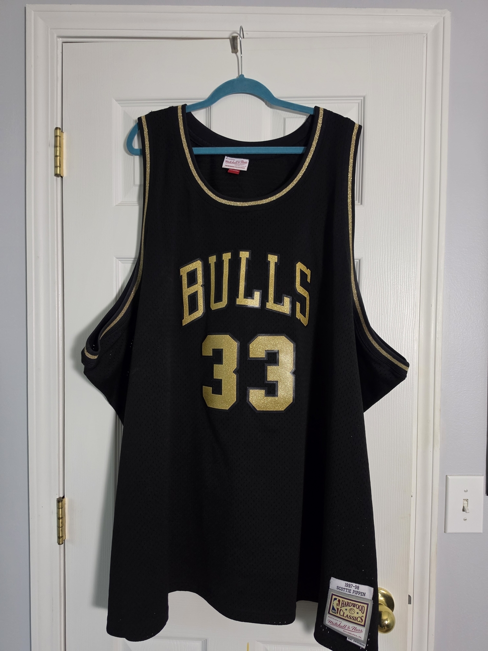 Mitchell & Ness Scottie Pippen Bulls #33 Jersey 6XLB Black Gold Hardwood Classic